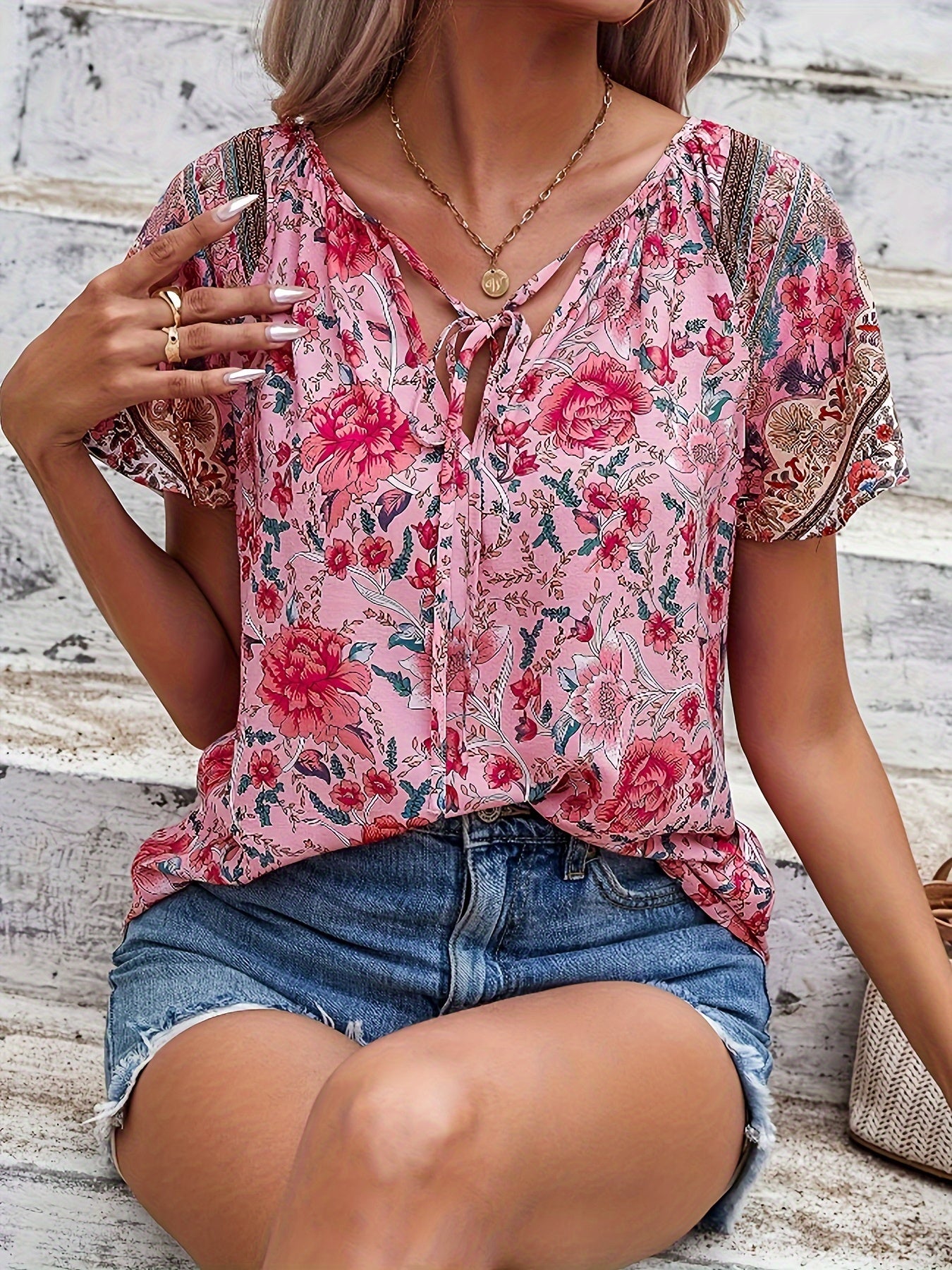 Amy – Floral V-Neck Short Sleeve Blouse