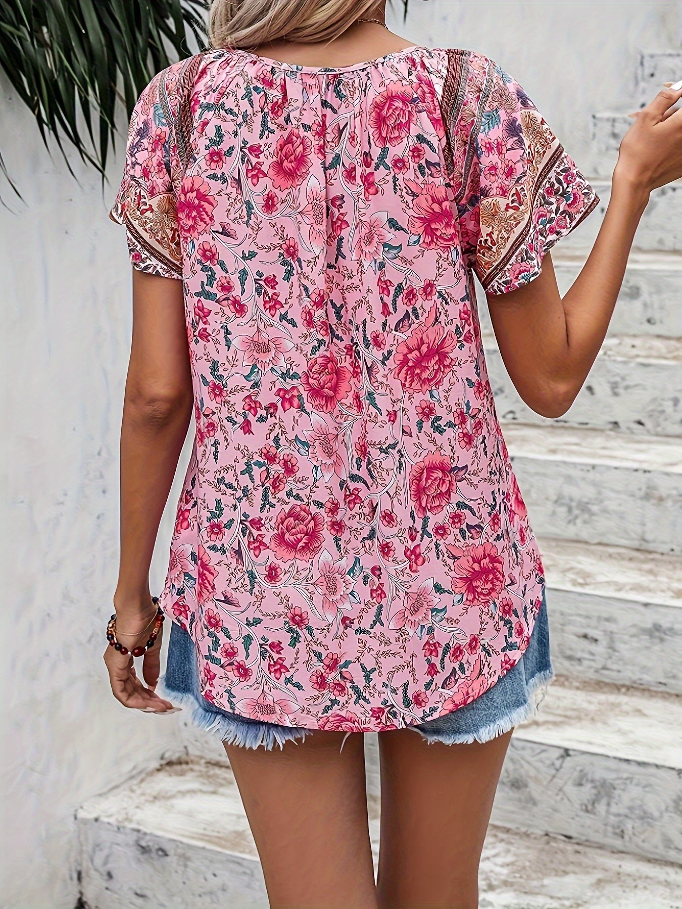 Amy – Floral V-Neck Short Sleeve Blouse