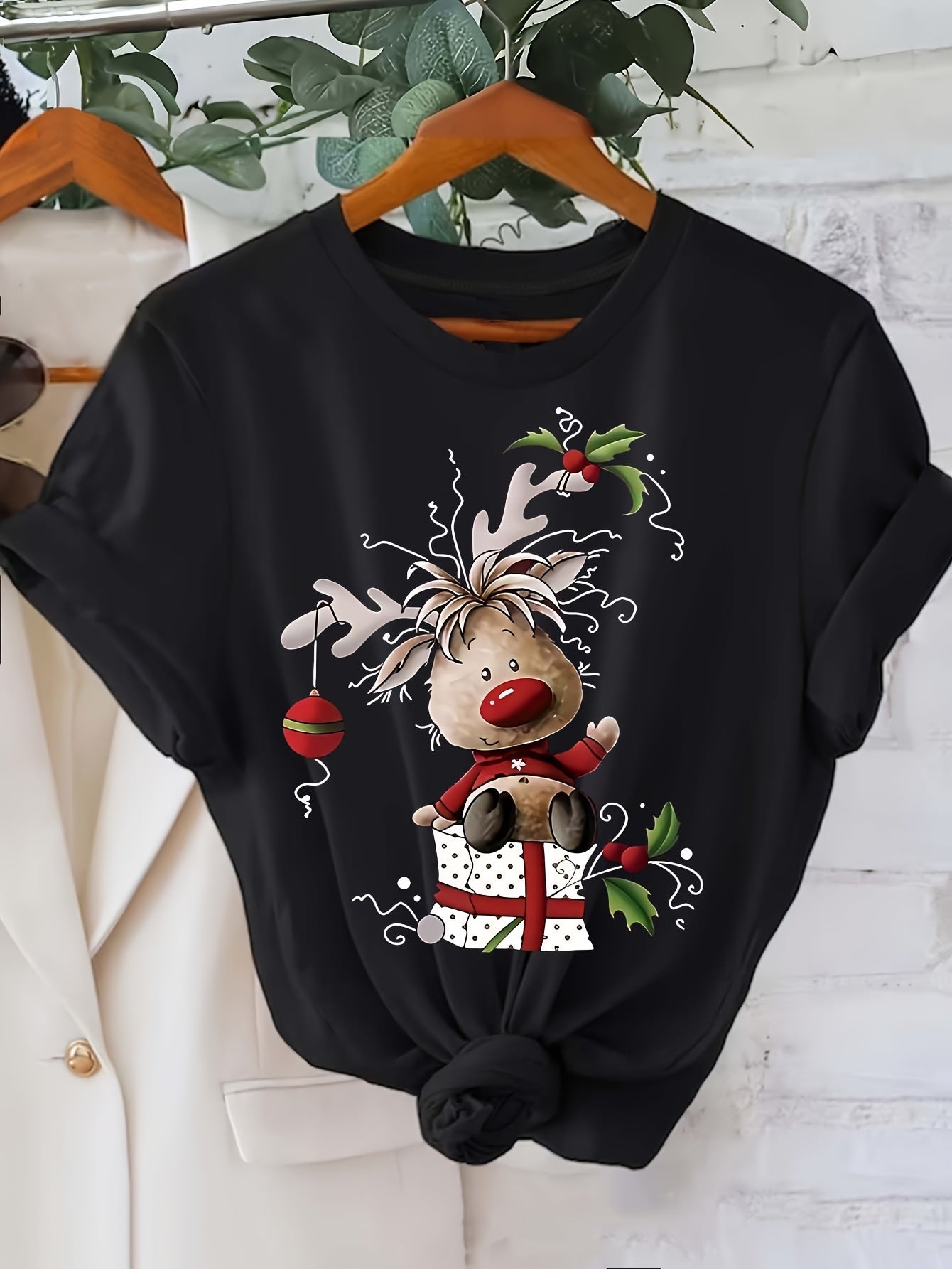 Zoe - Casual T-Shirt with Festive Christmas Reindeer Graphic Print for Women