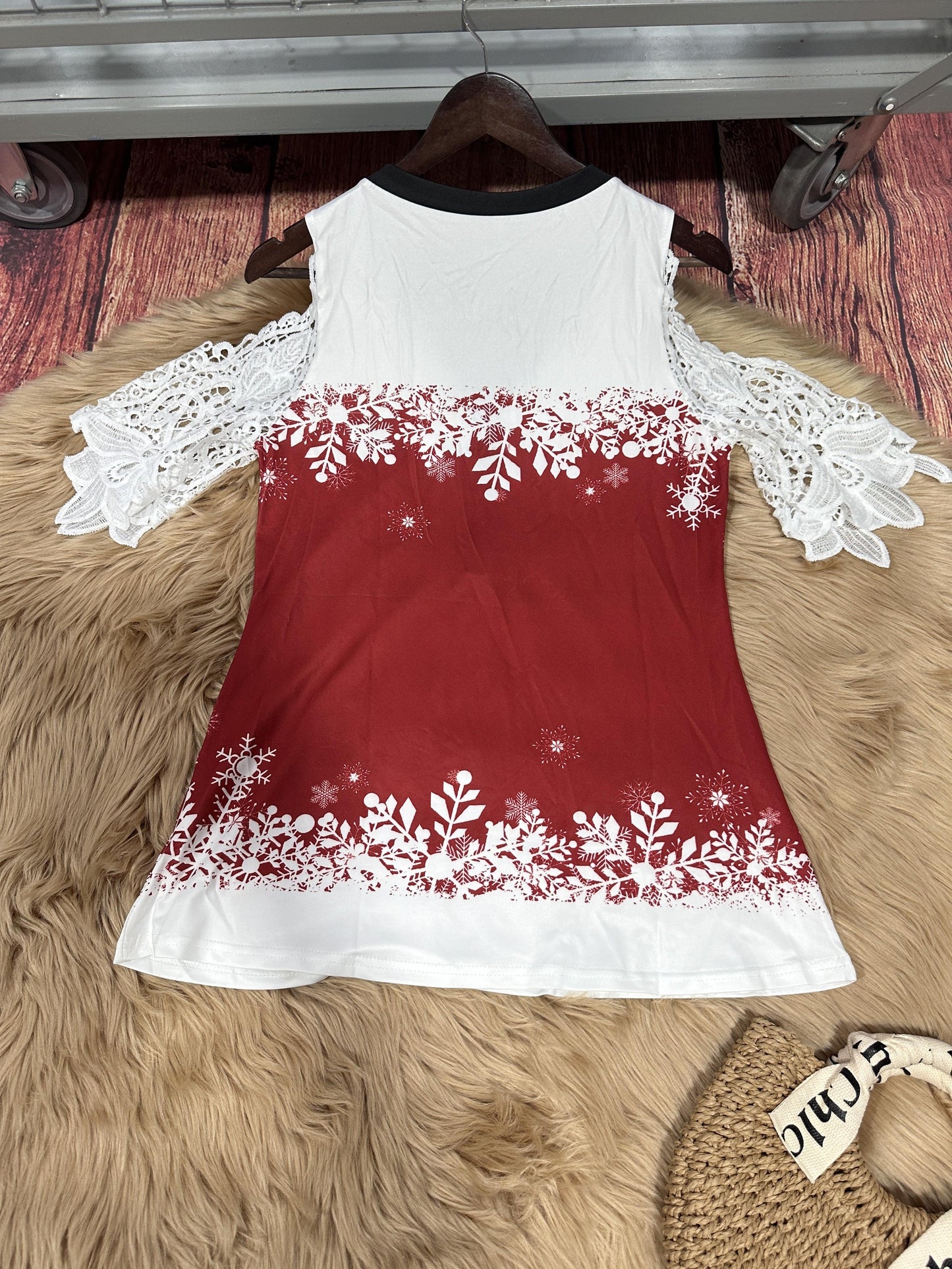 Helen - V Neck T-Shirt with Snowman Print for Women